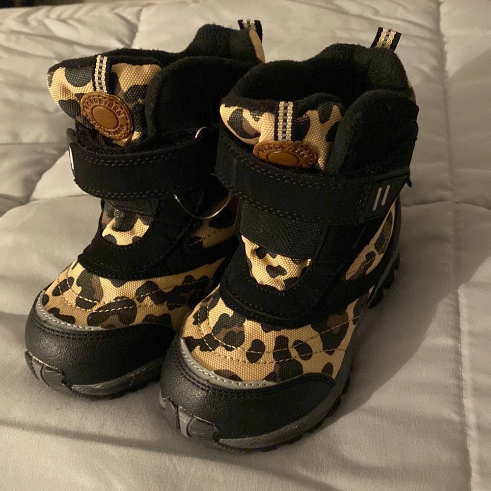 Snow boots size 10 very good condition